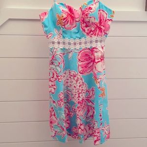 Adorable Lily Pulitzer dress with built-in bra cups and peekaboo mid drift.